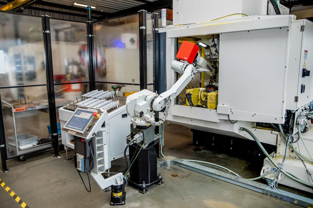 Werkplaats met CNC-machine en belading